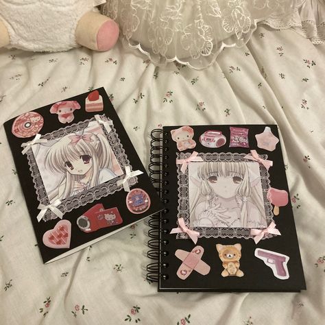 Cutecore Journal Ideas, Themed Sketchbook Pages, Aesthetic Journal Cover Ideas, Sketchbook Cover Ideas, Stickers Hello Kitty, School Notebooks Aesthetic, Sketch Book Ideas, Cute Sketchbooks, Hello Kitty Y2k