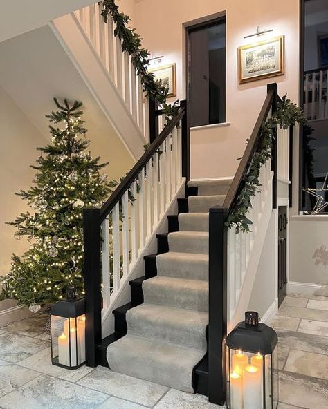 Hallway Ideas Central Staircase, Black And Neutral Staircase, Black And White Hall Stairs And Landing, Black White Hallway, Black Staircase With Runner, Hall And Stairs Decorating Ideas, Entrance With Stairs, Stair Case Ideas, Stair Hallway Decor