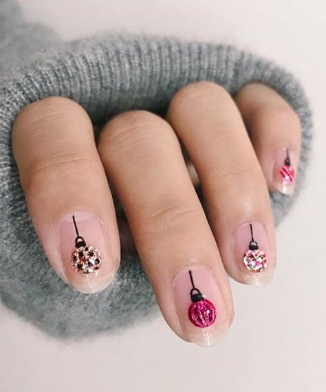 Ornament Nails, Festive Holiday Nails, Valentines Nail Art Designs, Christmas Nail Ideas, Holiday Nails Christmas, Cute Halloween Nails, Cute Christmas Nails, Christmas Gel Nails, Holiday Nail