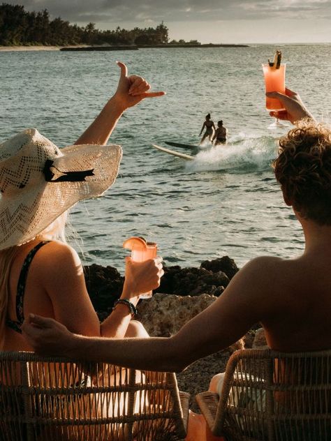 7 Pretty Places Where You Can Enjoy Sunset Views and Order a Cocktail - Hawaii Magazine Cocktail By The Pool, Couple Resort, People At Beach, Food On The Beach, Beach Club Aesthetic, Brunch On The Beach, Hospitality Photography, Hawaiian Resorts, Hawaii Magazine