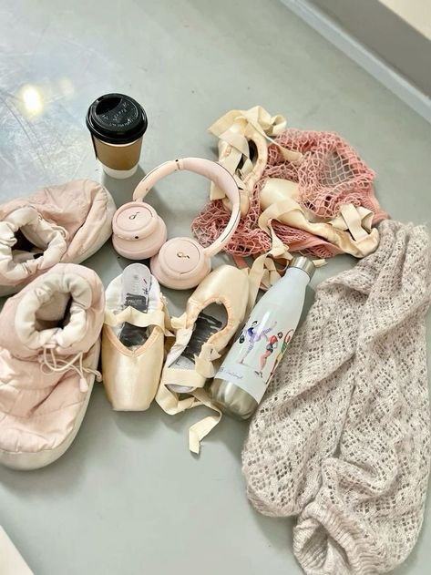 Ballerina Essentials, Pointe Aesthetic, Beginner Ballet, Ballerina Core, Ballet Stuff, Ballet Pointe Shoes, Ballet Pictures, Dance Aesthetic, Ballet Pointe