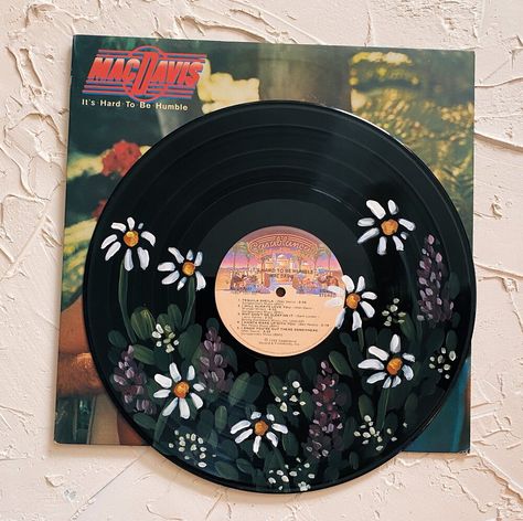 Cozy and Romantic Watercolor Flower Paintings Painted Record Player, Painting Records, Doodle Tattoos, Vinyl Record Decor, Record Disc, Record Decor, Disc Art, Vinyl Record Painting, Vinyl Painting