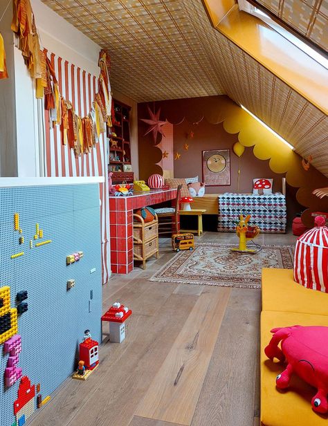 FLINT'S ECLECTIC ROOM FROM HOLLAND - Kids Interiors Kids Loft Room, Open Ended Playroom, Cool Kids Bedrooms For Boys, Kids Arts And Crafts Room, Colorful Childrens Room, Kids Room Colorful, Children’s Room, Kid Room Mural, Attic Kids Room