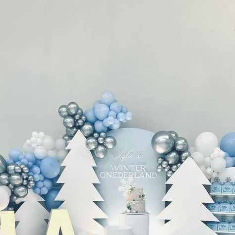 Soirée by Sorangel on Instagram: "❄️AYLA’S Winter ONEderland🤍 I love love LOVE the way this turned out! 🙌🏻 Thank you so much @444keilaaaa for all your help! I love the way you work! Thank you mom & dad for always supporting my dreams. I literally can’t do this without you! Thank you @modernluxspaces for providing a beautiful white canvas!! ❄️🙌🏻 SPECIAL THANK YOU TO MY VENDORS! ❄️Wooden name: @kaylasdivinedesigns ❄️Bouncy House & soft play: @millieeventrentals ❄️custom wooden sleigh: @ ❄️ Marquette letters: @alphalitbostonma ❄️ Beautiful venue: @modernluxspaces . . . #onederland #winterwonderland #marquetteletters #balloonmosaic #balloongarland #organicballoons #partyinspo #ballonart #balloondecor #partybackdrop #eventdecor #partyideas #luxuryballoons #eventplanner #partydecor #cre Winter Onederland Party Balloons, Winter Onederland Balloon Arch, Winter Wonderland Balloon Garland, Winter Onederland Party Boy, Winter Onederland Backdrop, Winter Birthday Themes, Baloon Garland, Winter Onederland Birthday Party, Winter Baby Shower Themes