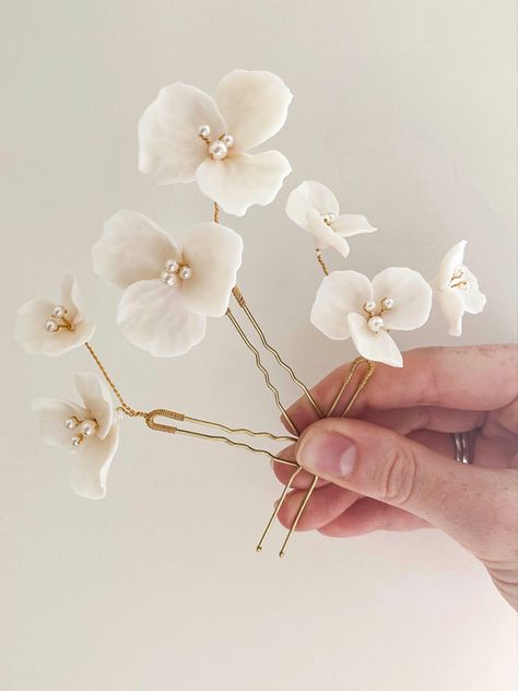 Polymer Clay Bridal Hair Accessories, Floral Wedding Earrings, Hair Pins Diy, Pearl Hair Accessories, Flower Hair Pins, Floral Hair Pins, Bead Hair Accessories, Floral Accessories Hair, Hair Accessories Pearl