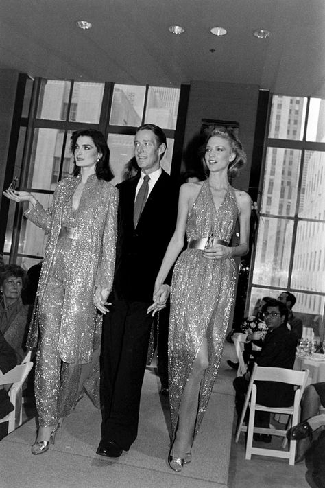 Designer Roy Halston with models Karen Bjornson and Margaret Donohue in looks from the Halston Made to Order Spring 1981 collection. Studio 54 Fashion, Mode Disco, Halston Vintage, Halston Dress, Bianca Jagger, Disco Fashion, Vintage Runway, Lauren Hutton, Disco Dress