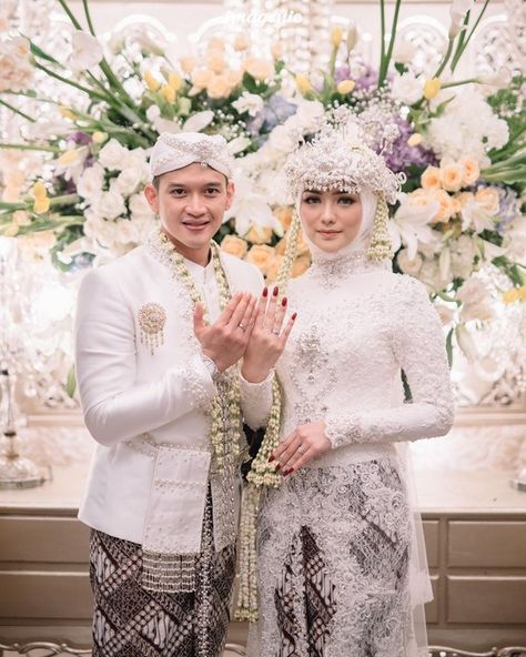 Foto Akad Nikah, Dress Pengantin, Wedding Dress Hijab, Pose Pengantin, Kebaya Wedding, Indonesian Wedding, Muslimah Wedding Dress, Muslimah Wedding, Hijab Wedding Dresses