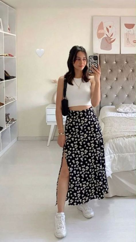 Cool And Comfortable Outfits, Minimalist Style Women Outfits, Summer Fashion Essentials, Casual And Elegant Outfits, Office Summer Outfits Women, Floral Skirt Outfit Ideas, Winter Midi Skirt, Simple Date Outfits, Vintage Style Office