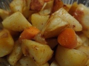 Portuguese Style Roast Potatoes Portuguese Roast, Portuguese Potatoes, Roast Sweet Potatoes, Recipe For Roast, Portuguese Dishes, Portuguese Style, Seasoned Potatoes, Roasted Potato Recipes, Portuguese Cuisine