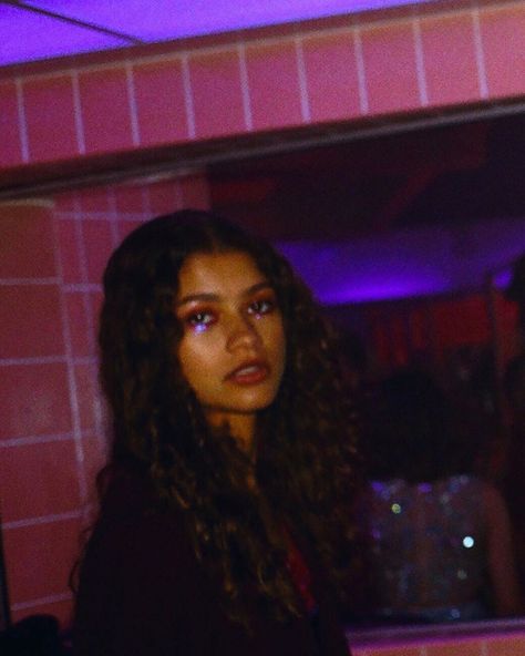 euphoria / zendaya Winter Formal Makeup, Winter Make-up, Zendaya Makeup, Estilo Zendaya, Burgundy Eyeshadow, Model Tips, Festival Make Up, Euphoria Makeup, Formal Makeup