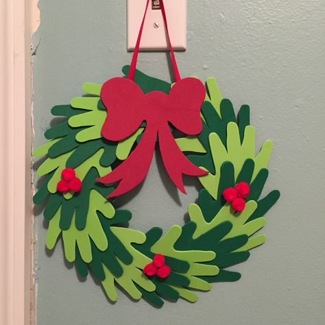 Crafts With Foam Sheets, Toddler Christmas Wreath, Classroom Christmas Decorations, December Crafts, Christmas Crafts For Toddlers, Preschool Christmas Crafts, Easy Christmas Wreaths, Christmas Arts And Crafts, Diy Toddler