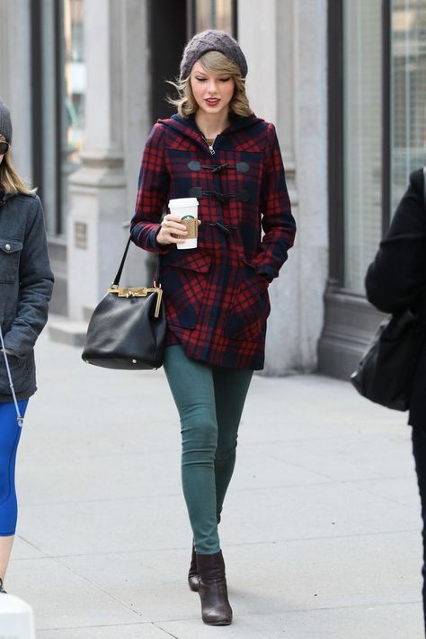 Taylor Swift Fashion – 25 Cutest Taylor Swift Outfits to Copy This Year 25 Degree Weather Outfit, Fall Fashion Ideas, Winter Maternity Outfits, Taylor Swift Street Style, Taylor Outfits, Cold Weather Outfit, Winter Outfits Cold, Taylor Swift Outfits, Paris Mode