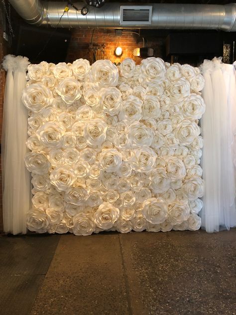 Flower Wall Backdrop With Curtains, How To Hang Flower Wall Backdrop, Flower Wall Wedding Ceremony Backdrop, White Paper Flower Wall, Wedding Booth, Paper Flower Backdrop Diy, Paper Flower Backdrop Wedding, Decoration Buffet, Wedding Reception Backdrop