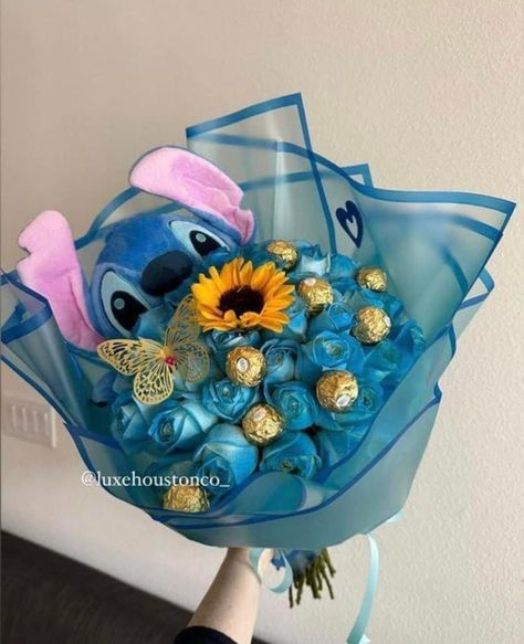 Stitch Birthday Presents, Stitch Present Ideas, Lilo And Stitch Bouquet, Lilo And Stitch Flower Bouquet, Stitch Birthday Gifts, Stitch Ribbon Bouquet, Stitch Centerpiece Ideas, Stitch Gift Basket, Stitch Gifts Disney