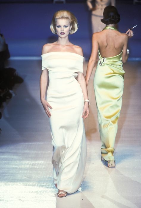 Christian Dior Runway Show SS 1996 Christian Dior 1990s Runway, Vintage Dior Dress Runway, Dior 1990 Runway, Doir Fashion Runway, Dior Runway Dress, Old Dior Fashion, Vintage Dior Runway, 90s Runway Fashion Dior, Dior Runway 90s