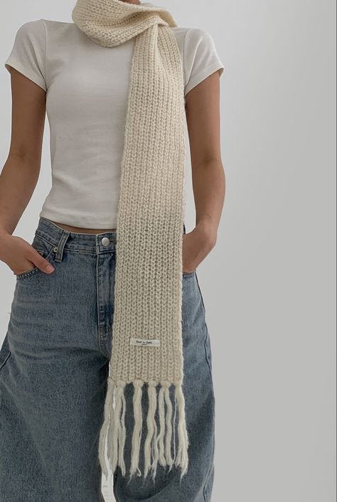 #fashion #fashionista #scarf #outfit #ootd Cute Knitted Scarves, Chrichet Scarf, Crochet Ideas Scarf, Big Knit Scarf, Crochet Ideas Thick Yarn, Wool Scarf Aesthetic, Scarf Crochet Ideas, Fluffy Crochet Scarf, Knitted Scarf Ideas