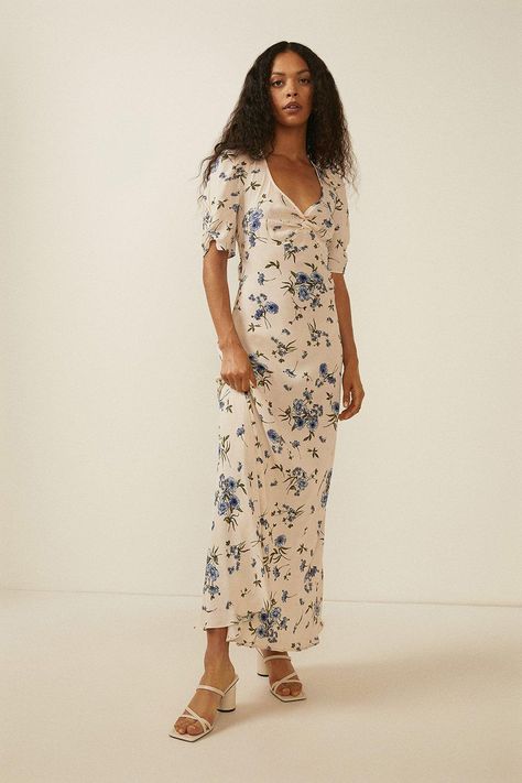 Bold blooms take centre stage in this floral midaxi dress. Designed with a sweetheart neck, loose sleeves and a flowing silhouette, complete with a backless cut out. Model wears a size 8 and is 5'7. Summer Flower Dress, Oasis Dress, Loose Sleeves, Midaxi Dress, Centre Stage, Dresses Blue, Blue Floral Print, Loose Dress, Sweetheart Neck