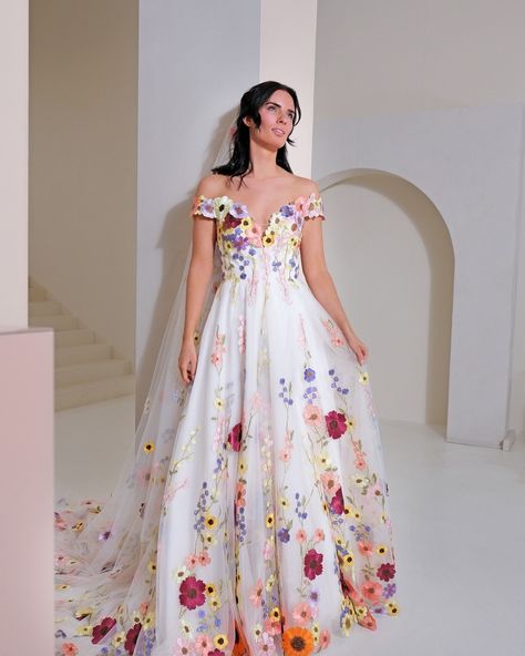 Dresses with colorful flowers🌸🌻🌹 give an original twist to classic bridal fashion. Perfect for the bride who wants to shine in a splash of color on her wedding day. Whether she goes for soft pastel shades or bright floral prints, a dress with flowers certainly makes an unforgettable impression. A floral dress can add a playful and cheerful atmosphere to your wedding, making you really stand out as a bride. Wedding Dress Coloured Flowers, Colorful Floral Embroidered Wedding Dress, Colourful Embroidered Wedding Dress, Wedding Dress Embroidered Flowers, Persian Wedding Dress, Colorful Wedding Dress, Aurora Princess, Wedding Guest Outfit Fall, Purple Wedding Dress