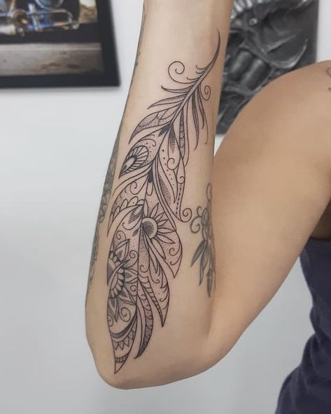 Peacock Feather Tattoo, Dot Tattoos, Beautiful Flower Tattoos, Forearm Tattoo Women, Leg Tattoos Women, Sleeve Ideas, Japanese Sleeve Tattoos, Awesome Tattoos, Feather Tattoo