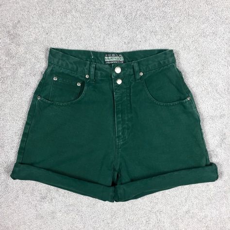 Green Denim Shorts Outfit, Darwin Cosplay, Colored Shorts Outfits, Slay Clothes, Jordi Wild, Colored Jean Shorts, Disneyland Fits, Green Shorts Outfit, Green Jean Shorts