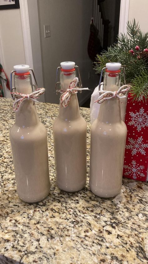 Homemade Baileys: A Heavenly Christmas Gift Recipe to Delight Your Loved Ones Homemade Baileys, Festive Holiday Cocktails, Baileys Recipes, Baileys Irish, Baileys Irish Cream, Thoughtful Christmas Gifts, Homemade Caramel, Irish Cream, Coffee Creamer