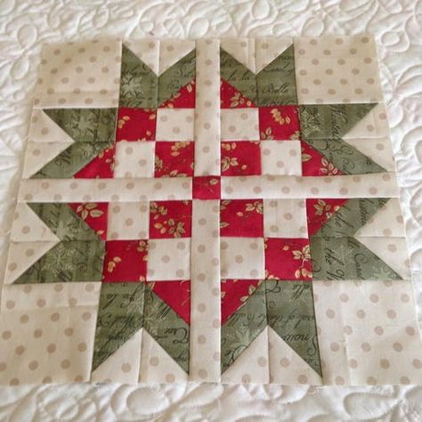 Sweet Scandinavian Star Block | This back to basics star block is a great idea for a holiday quilt! Scandinavian Quilts, Bear Paw Quilt, Christmas Quilt Blocks, Christmas Quilt Patterns, Holiday Quilts, Star Quilt Blocks, Quilt Block Tutorial, Quilted Table, Rustic Pillows