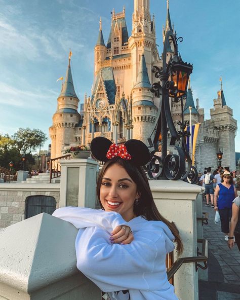 Disneyworld Pictures, Disney World Photo Ideas, Magic Kingdom Orlando, Agatha Braga, Disney Poses, Paris Photo Ideas, Foto Disney, Cute Disney Outfits, Disney Photo Ideas