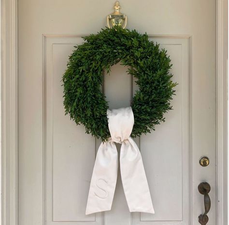 Best luxury Christmas decor for 2020. The best of the luxury Christmas ornaments, luxury Christmas ribbon, wreaths, garland and Christmas home decor. Diy Wreaths Easy, Wreath Sash, Classic Wreath, Christmas Easy, Traditional Wreath, Easy Christmas Wreaths, Boxwood Wreath, Easter Traditions, Monogram Wreath