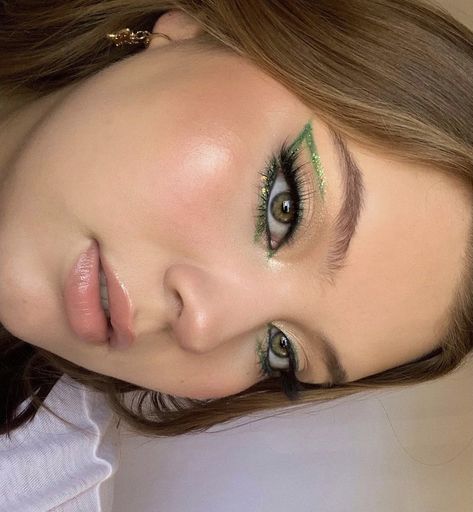 Green Makeup Eyeliner, Subtle Glitter Makeup, Green Liner Makeup Looks, Simple Green Makeup Looks, Light Green Makeup Looks, Makeup For Blue Green Eyes, Soft Green Makeup, Green Makeup Aesthetic, Sage Green Makeup Look