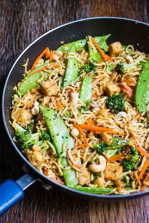 Vegan Chow Mein- this vegan dinner dish is easy to make and SO delicious! Full of great vegetables and tofu. #vegan #dinner Veggie Chow Mein, Vegan Chow Mein, Chow Mein Recipe, Chow Mein, Best Vegan Recipes, Vegan Pasta, Vegetarian Cooking, Vegan Cooking, Vegan Foods