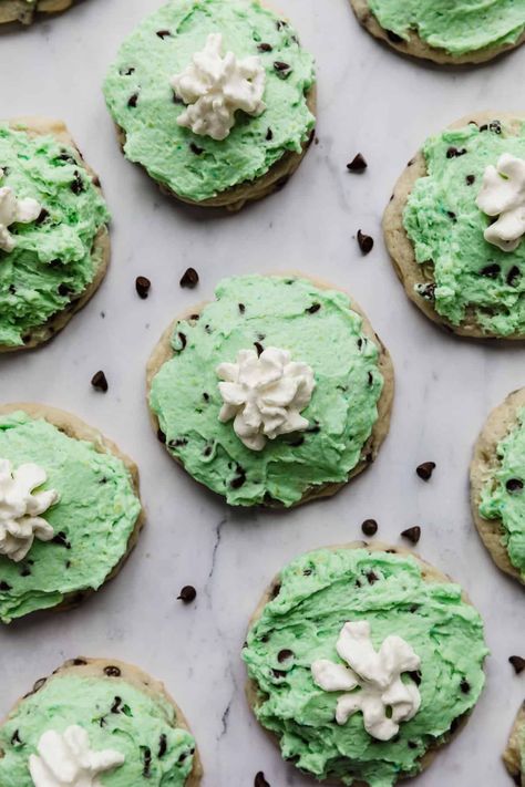 Crumbl Recipes, Ice Cream Frosting, Chocolate Chip Sugar Cookies, Mint Mousse, Mint Chip Cookies, Crumble Cookie Recipe, Mint Frosting, Mint Desserts, Pistachio Gelato