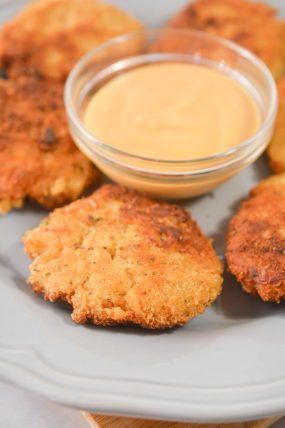 Crispy Chicken Fritters - Sweet Pea's Kitchen Canned Chicken Fritters, Recipe Canned Chicken, Chicken Fritters Recipe, Chicken Patty Recipes, Onion Fritters, Chicken Fritters, Can Chicken Recipes, Chicken Cake, Chicken Patties