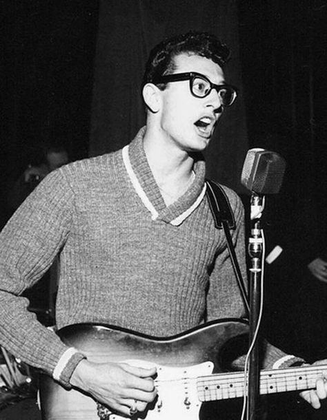 Buddy Holly. During rehearsals on stage at the Trocadero in March 1958. - The Independent 50s Music, Ritchie Valens, Julian Casablancas, Buddy Holly, Musica Rock, Patti Smith, Nikki Bella, Rock N’roll, Musica Pop