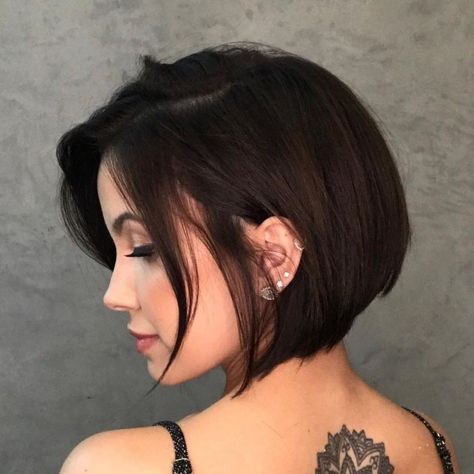 Long Bob Side Part Straight, Short Concave Bob Hairstyles, Short Bob Center Part, Center Part Hairstyles Short, Short Bob Haircuts Side Part, Short Bob With Side Swept Fringe, Short Concave Bob, Cool Bob Haircut, Short Bob Side Part