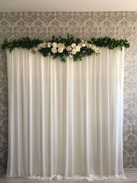 Bridal Shower Curtain Backdrop Ideas, Diy Pelamin Tunang Simple, Madhuramveppu Ideas, Dekor Engagement Simple, Backdrop Engagement Simple, Background Lamaran, Backdrop Curtain Ideas, Simple Backdrop Decorations, Simple Wedding Backdrop