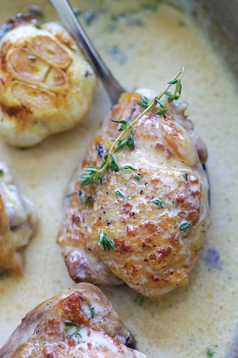 Creamy lemon chicken with thyme ready to serve. Thyme Sauce, Thyme Chicken, Chicken Recipes Boneless, Creamy Lemon Chicken, Pollo Chicken, Healthy Toddler Snacks, Creamy Garlic Sauce, Rasa Malaysia, Chicken Recipes Video