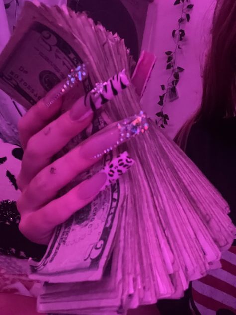 Pretty Girl Holding Money, Cute Money Aesthetic, Money Postbad, Get Money Aesthetic, Holding Money Pose, Girl With Money, Stems And Studs, Pandora Star, Money Vision Board