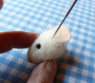 wool felt mouse, it actually only shows how to make the head and one hand but it's still pretty cute Tovad Ull, Felted Mouse, Needle Felting Diy, Mouse House, Needle Felting Tutorials, Felt Mouse, Needle Felting Projects, Felted Animals, Wool Projects