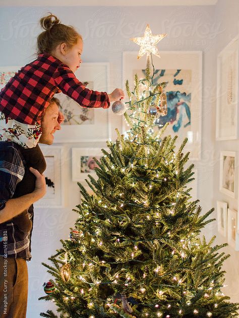 Trimming The Tree Christmas Tree Pictures, Baby Christmas Photos, Daughter Christmas, Christmas Family Photos, Christmas Photoshoot, Christmas Tree Farm, Christmas Mood, Christmas Morning, Christmas Joy