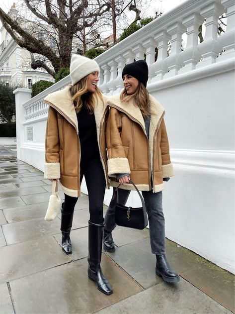 Monday uniform & aviator appreciation 🙌🏼🖤 Winter Outfit Guide, Shearling Jacket Outfit, Winter Jacket Outfits, Shearling Jacket Women, Cold Weather Outfit, Celebrity Style Inspiration, Winter Fashion Outfits Casual, London Outfit, Outfit Invierno