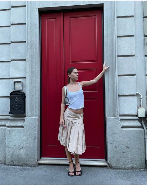 Diesel Skirts, Street Style Vintage, Carrie Bradshaw Outfits, Summer City Outfits, Parisienne Style, Milan Street Style, Europe Outfits, City Outfits, Vintage Skirts