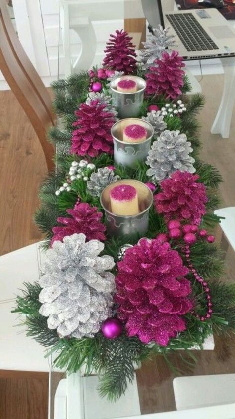 Christmas Table Decorations Ideas, Table Decorations Ideas, Deco Table Noel, Christmas Centerpieces Diy, Pine Cone Crafts, Holiday Centerpieces, Holiday Crafts Christmas, Easy Christmas Diy, Diy Decoration