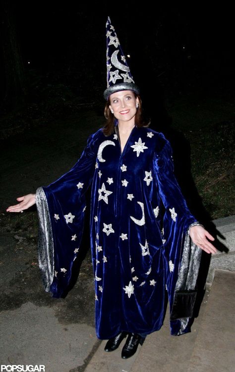 Pin for Later: Over 250 Celebrity Halloween Costumes! Sigourney Weaver was a wizard for Halloween 2005 in NYC. Costumes Faciles, Merlin L'enchanteur, Halloween Costumes Pictures, Fashion Costume Halloween, Wizard Party, Wizard Costume, Celebrity Costumes, Celebrity Halloween, Hot Halloween Outfits