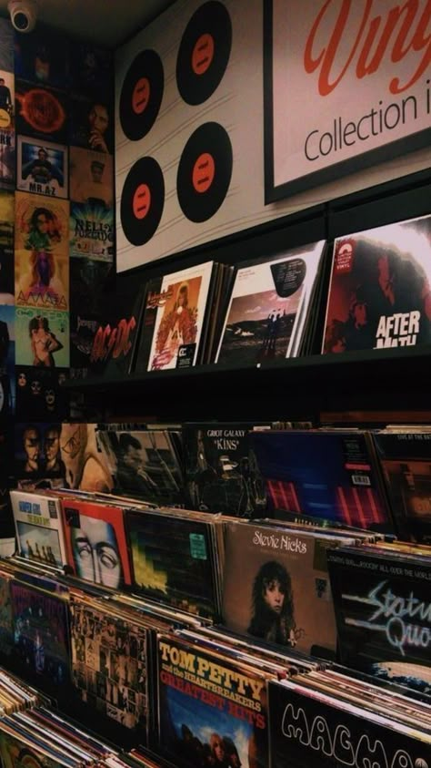 Vintage 2000s Aesthetic, Vinyl Aesthetic, 80s Vibes, Record Shop, Old Music, New Space, Aesthetic Indie, Music Aesthetic, Vintage Records