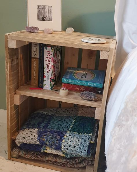 Wooden Bed Side Shelf, Bohemian Bedside Tables, Milk Crate Night Stand, Bedside Table With Books, Crate Bedroom Ideas, Wooden Crate Side Table, Wooden Crate Nightstand, Bedside Table Decor Aesthetic, Wooden Crate Bedside Table