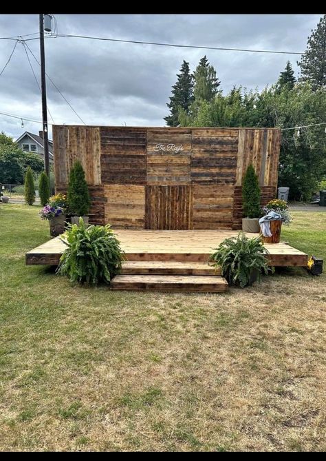 Pallet Wall Wedding, Pallet Booth, Outdoor Stage Design, Pallet Stage, Backyard Concert, Church Stage Design Ideas Backdrops, Pallet Backdrop, Christmas Stage, Pallet Wedding