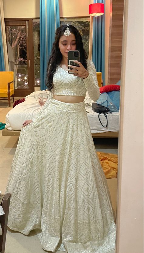 Lehenga Simple, Indian Dress Up, Simple Lehenga, White Lehenga, Trendy Outfits Indian, Lehenga Designs Simple, Fancy Sarees Party Wear, Desi Fashion Casual, Traditional Indian Outfits