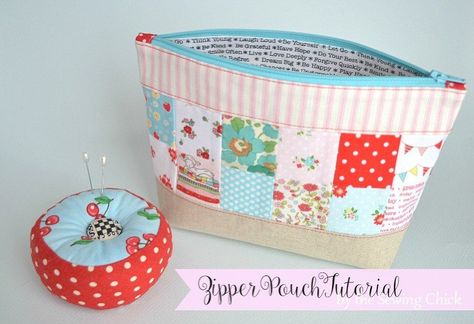 Pieced Zipper Pouch Tutorial + Free Sewing Pattern, DIY, patchwork zipper bag, make-up bag, travel bag, easy sewing projects Easy Zipper Pouch, Pochette Diy, Diy Purses, Textile Techniques, Pouch Diy, Zipper Pouch Tutorial, Bazaar Ideas, Pouch Tutorial, Beginner Sewing