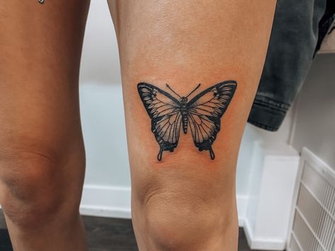 Butterfly Tattoo above knee Butterfly On Knee Tattoo, Butterfly Above Knee Tattoo, Butterfly Knee Tattoo, Upper Knee Tattoo Women, Above Knee Tattoos Women, Butterfly Tattoo Thigh, Butterfly Leg Tattoo, Dreamer Tattoo, Tattoo Above Knee