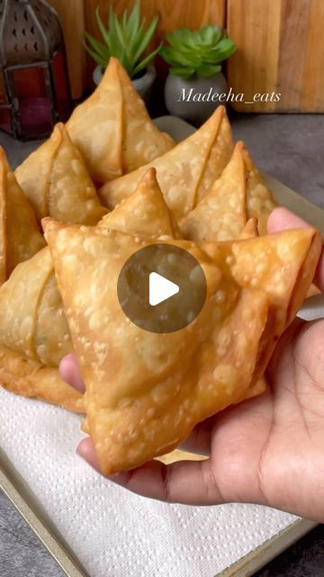 Goan Snacks Recipe, Aloo Samosa Recipe Video, Cheese Samosa Recipes, Aloo Samosa Recipe, Chilli Potato Recipes, Samosa Video, Samosa Dough Recipe, Potato Samosa Recipe, Samosa Recipe Videos